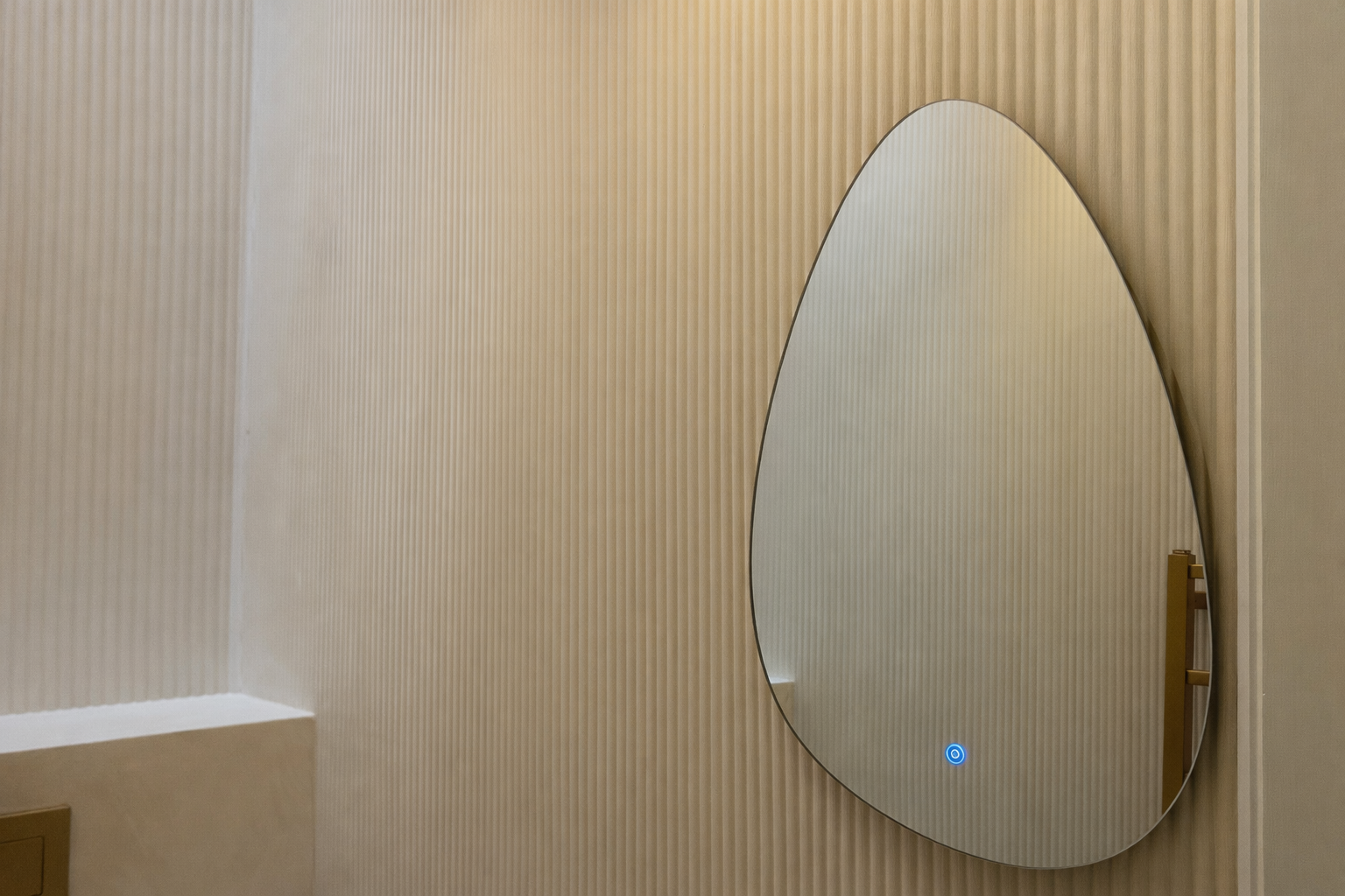 Bespoke metallic paint finish in luxury London bathroom by Atelier di Venice