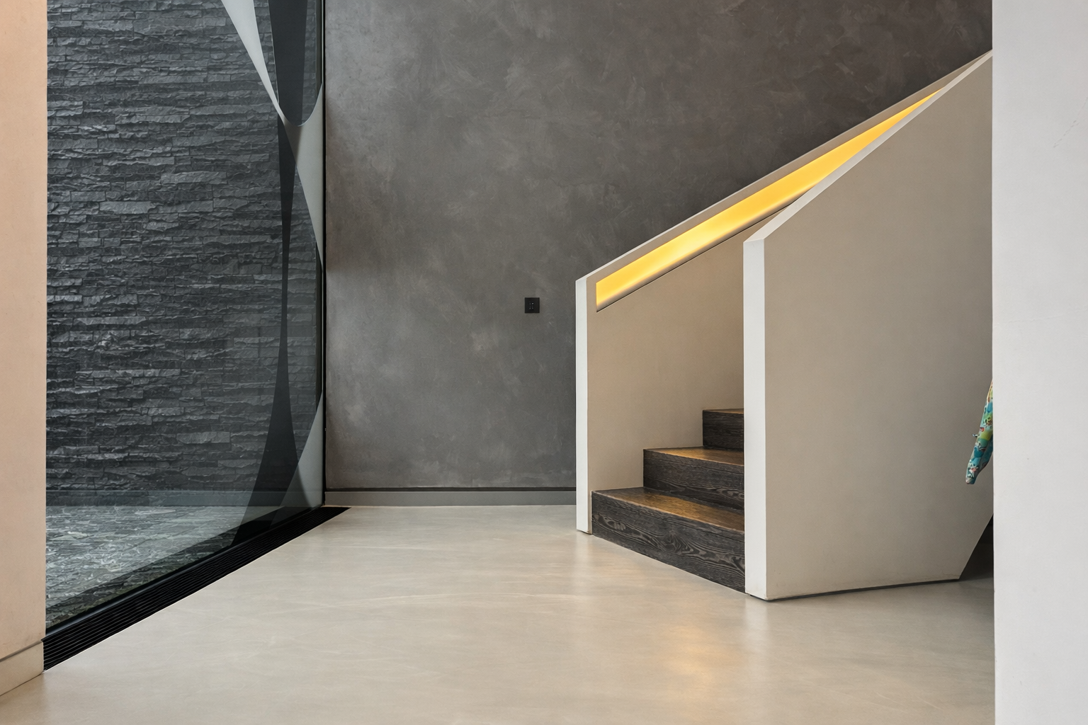 Seamless microcement floor in a London living room, compared with resin and polished concrete by Atelier di Venice