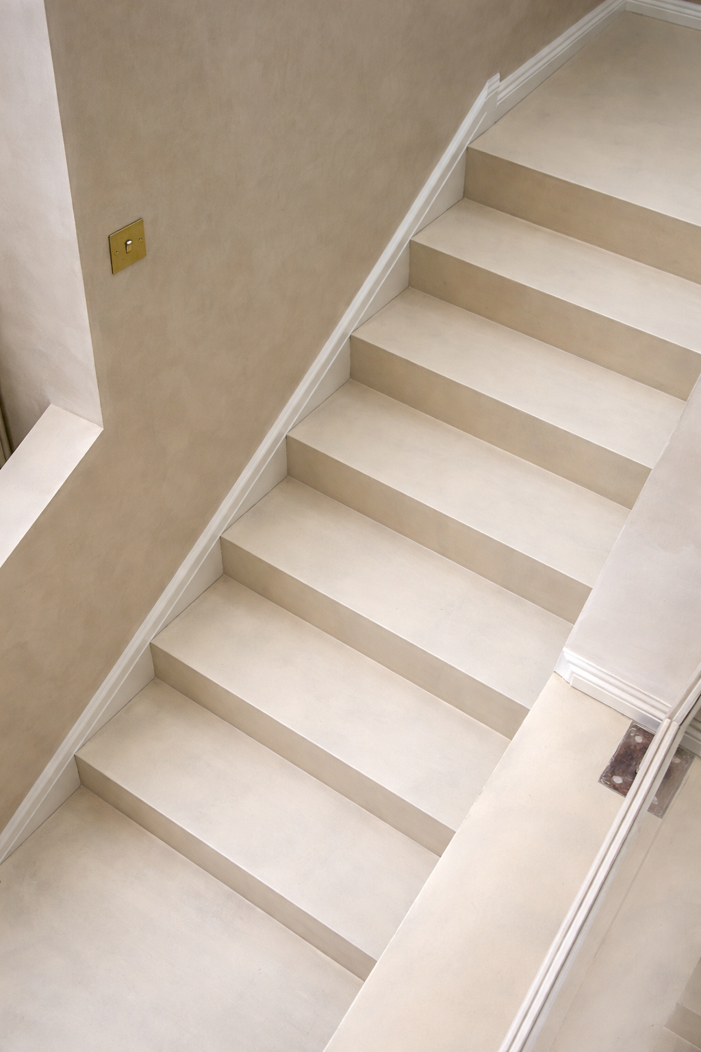 Commercial microcement interior finish with seamless surfaces by Atelier di Venice London