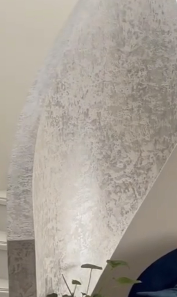 Bespoke textured plaster archway in London residence by Atelier di Venice
