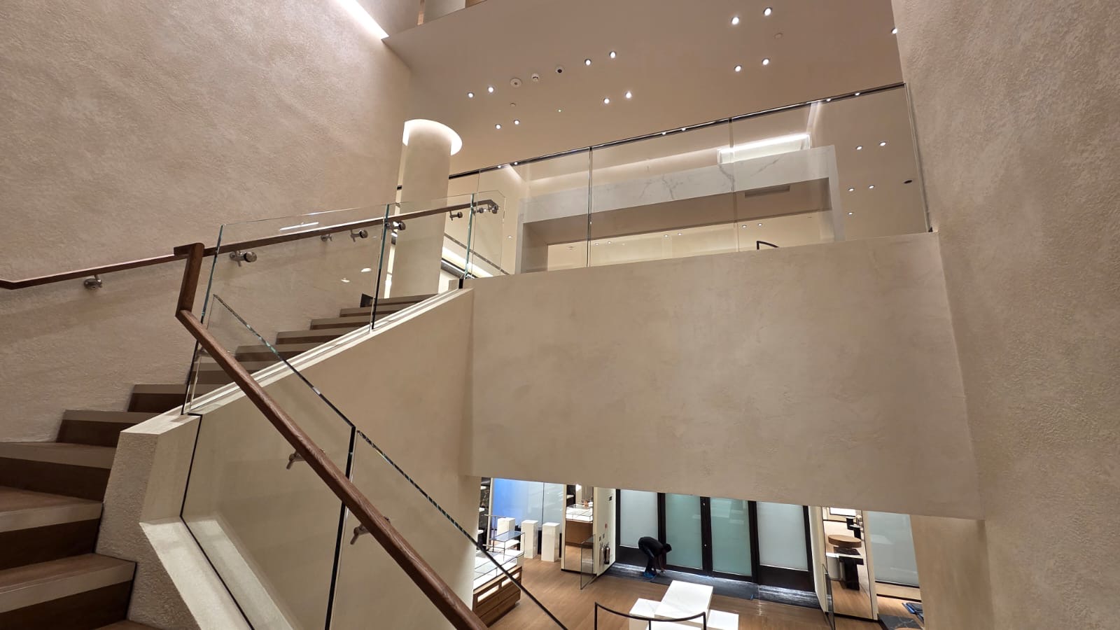 Microcement staircase in London commercial showroom by Atelier di Venice