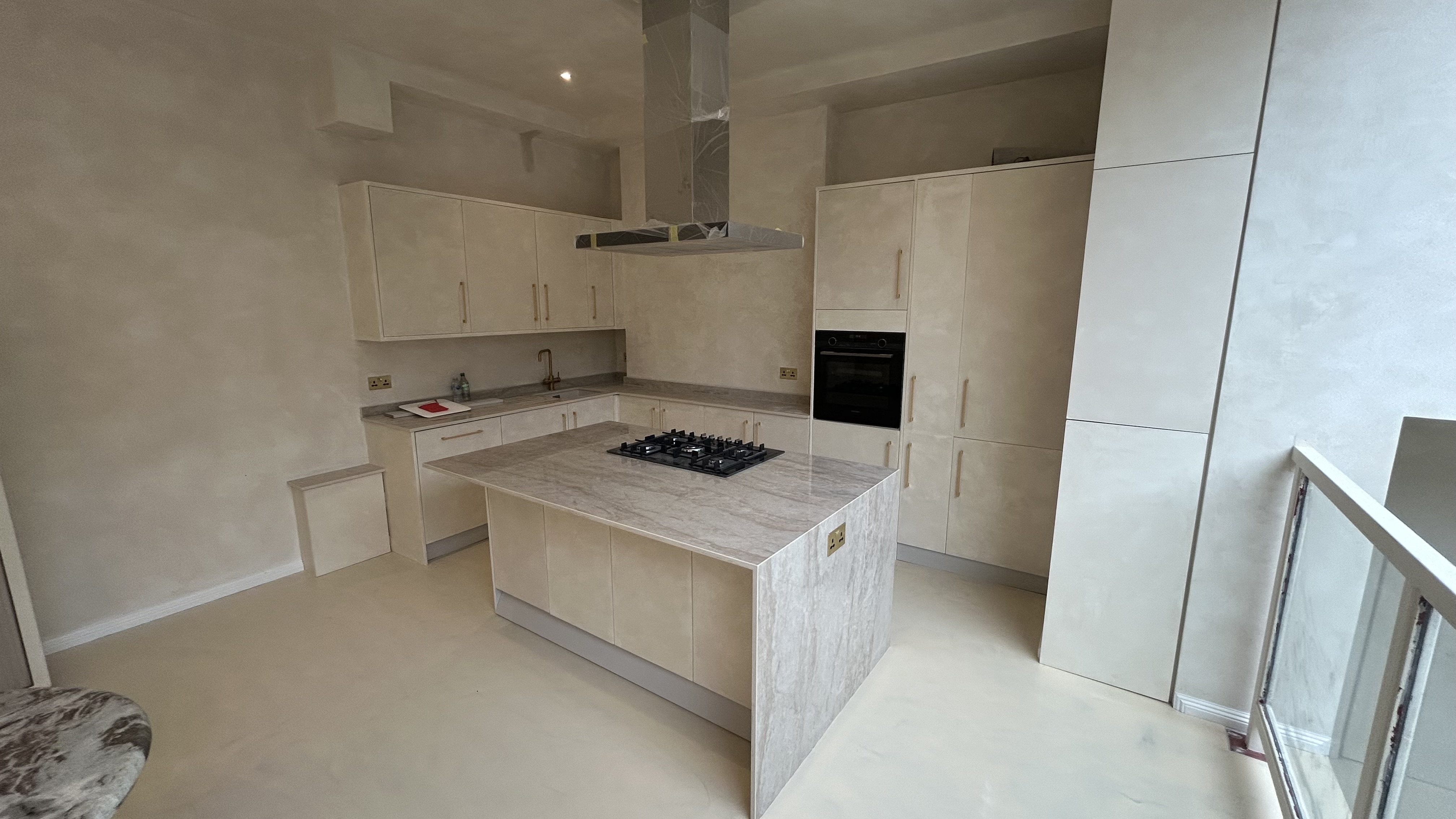 Microcement kitchen finish in luxury London home by Atelier di Venice