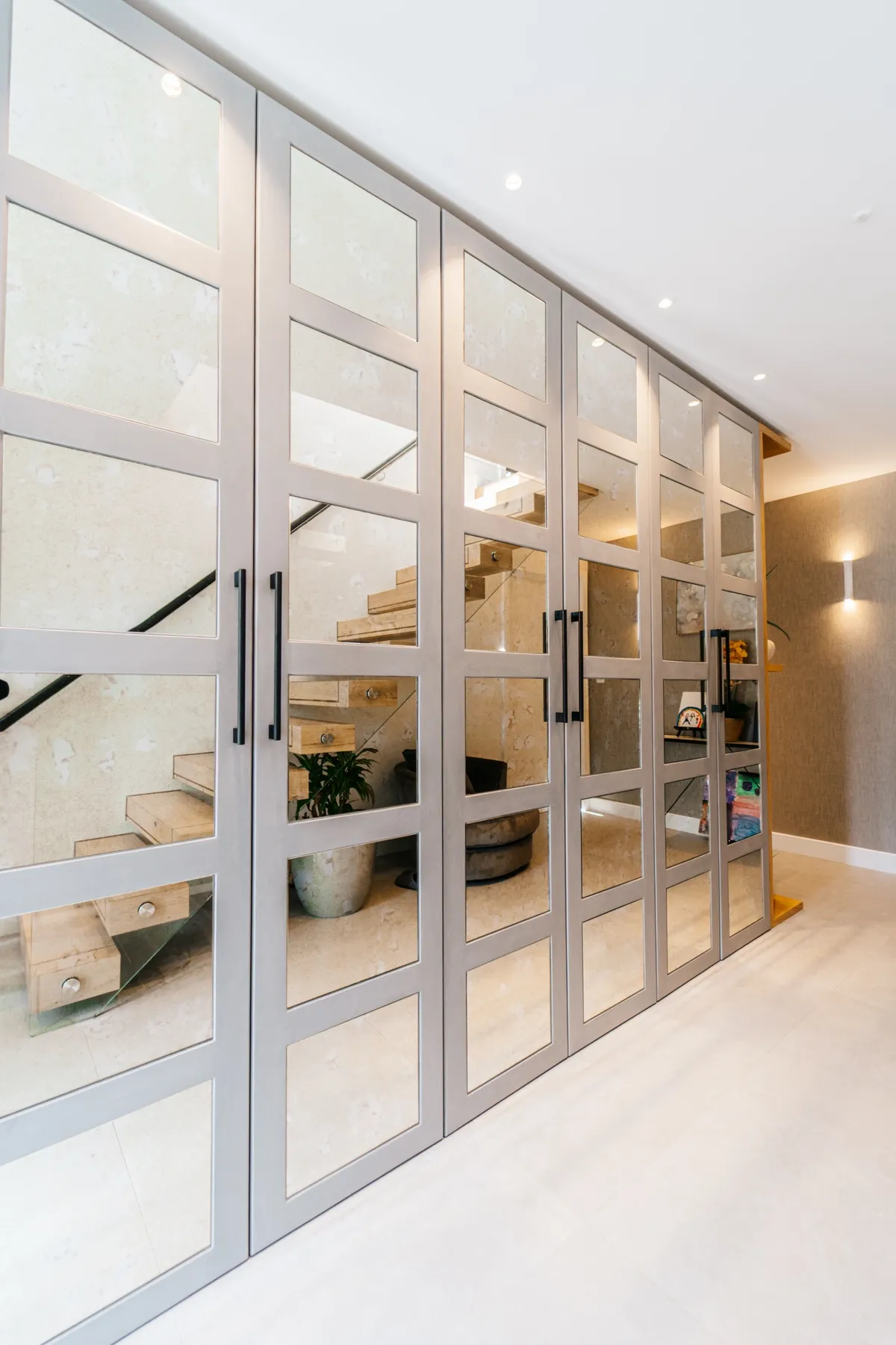 Seamless microcement hallway with warm lighting by Atelier di Venice London