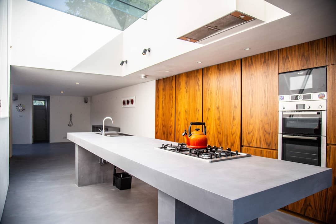 Seamless microcement kitchen worktop, island and wraparound splashback in a luxury Chelsea kitchen by Atelier di Venice London
