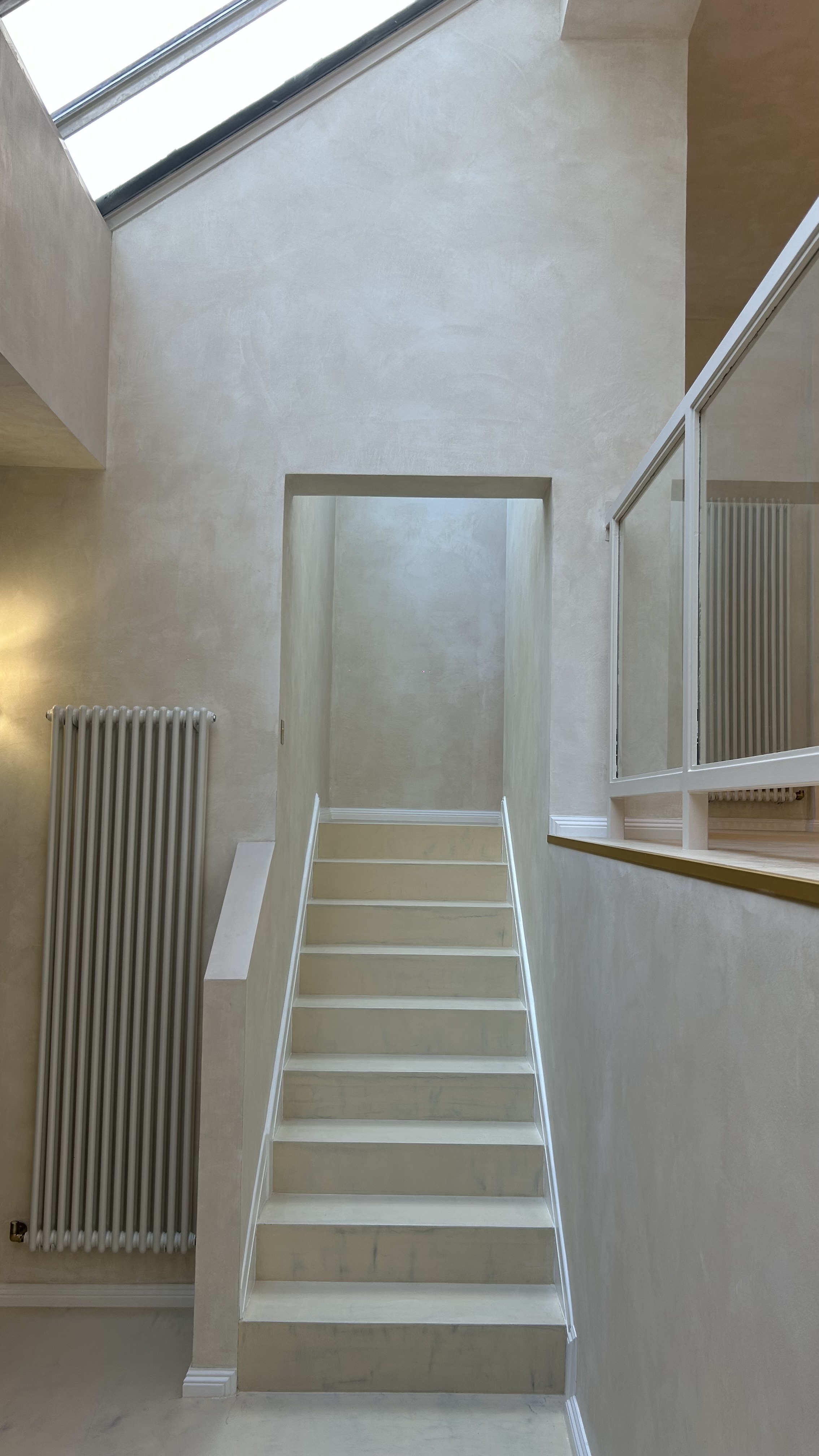 Microcement and glass staircase installation in luxury London property by Atelier di Venice