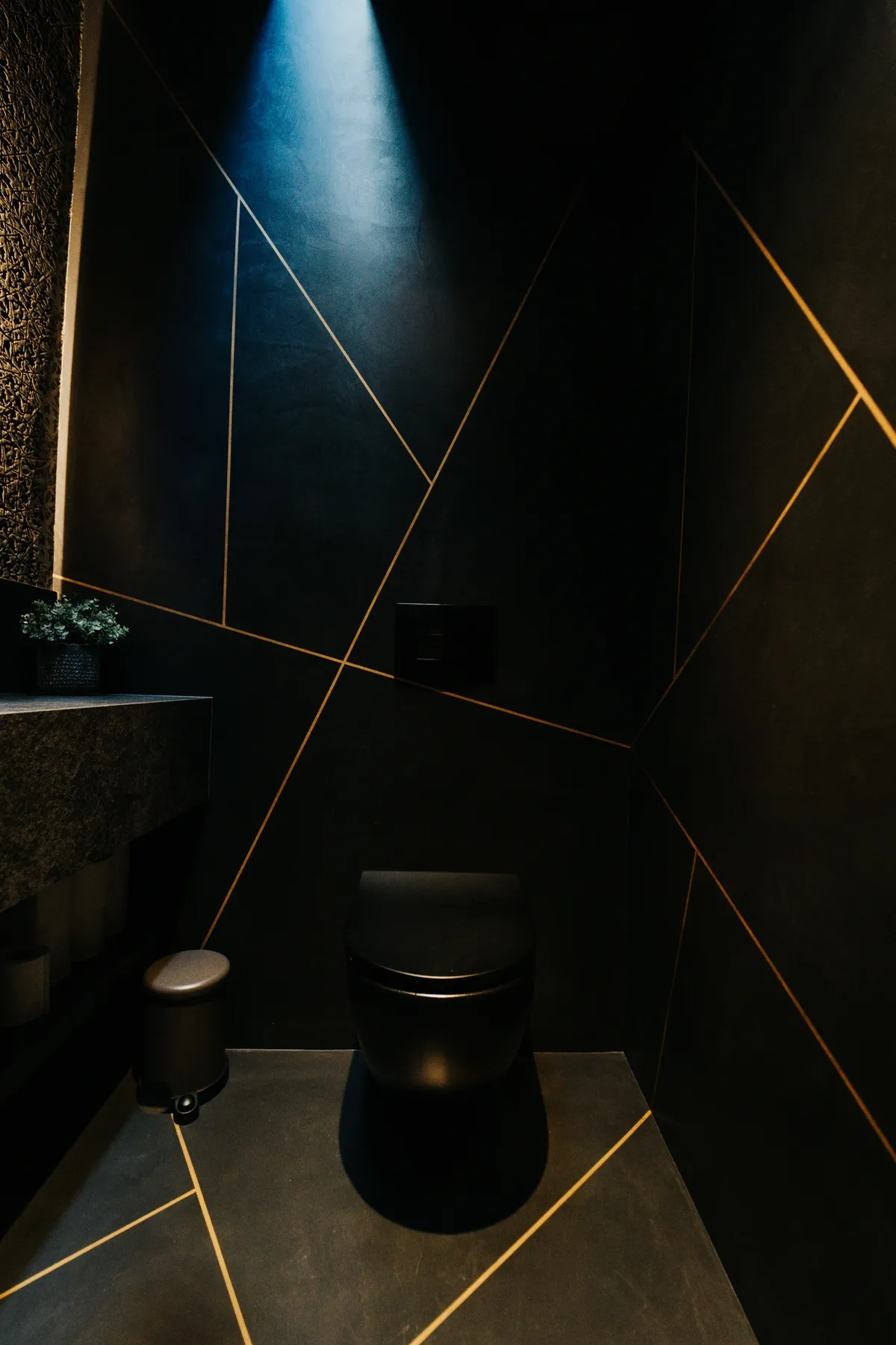 Seamless microcement bathroom and wet room with waterproof walk-in shower by Atelier di Venice, London