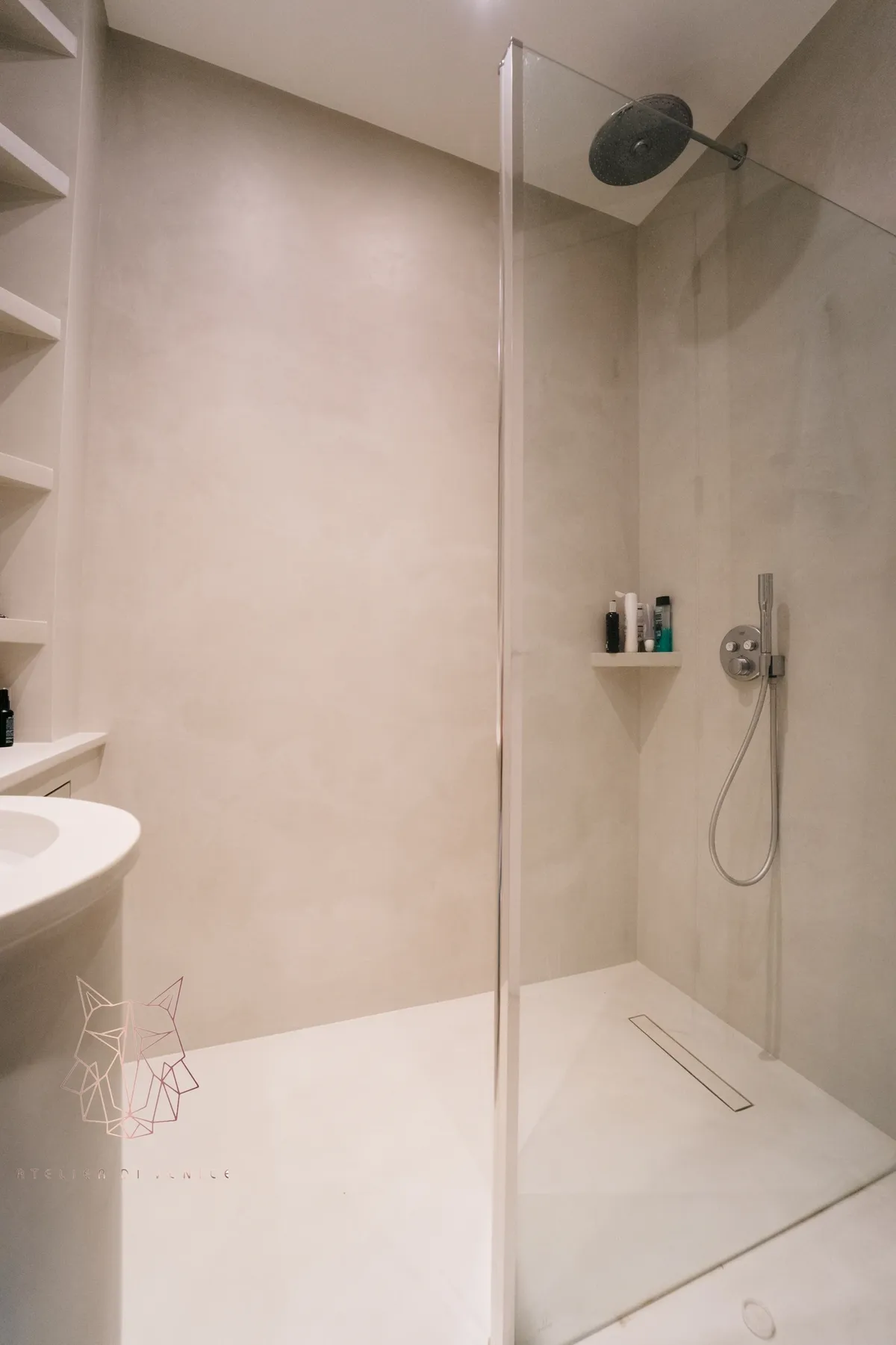 Microcement WC installation with seamless surfaces by Atelier di Venice London