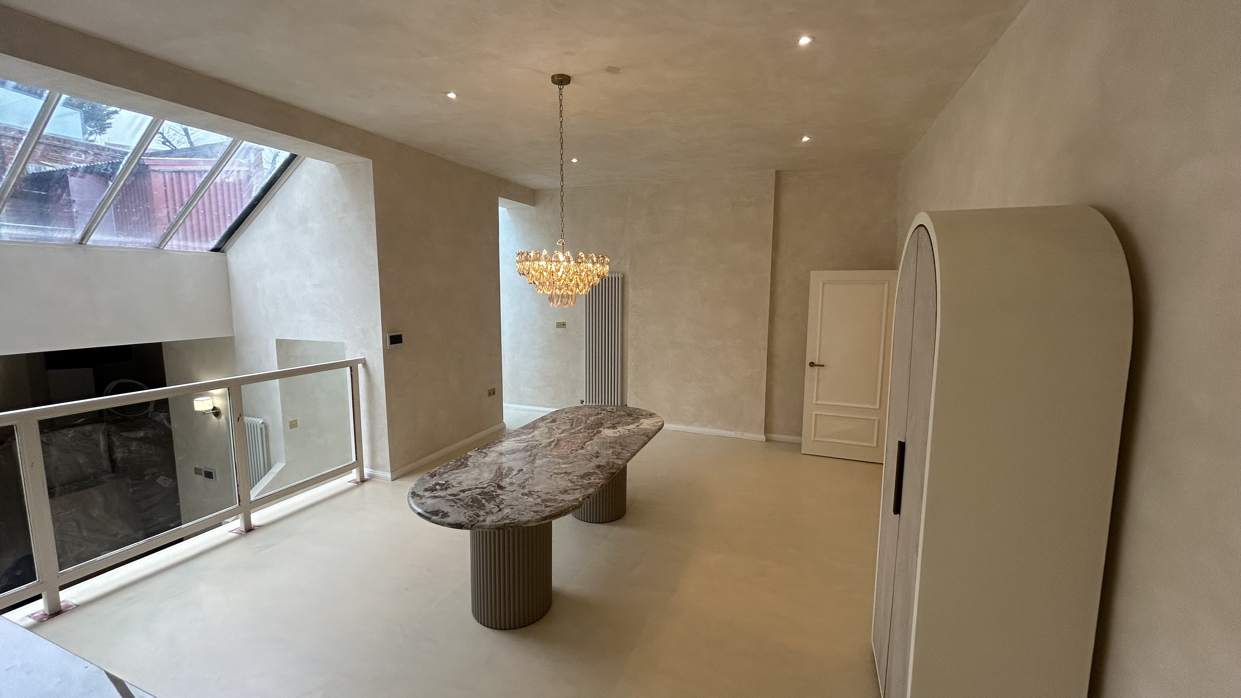 Venetian plaster dining room feature wall in London residence by Atelier di Venice