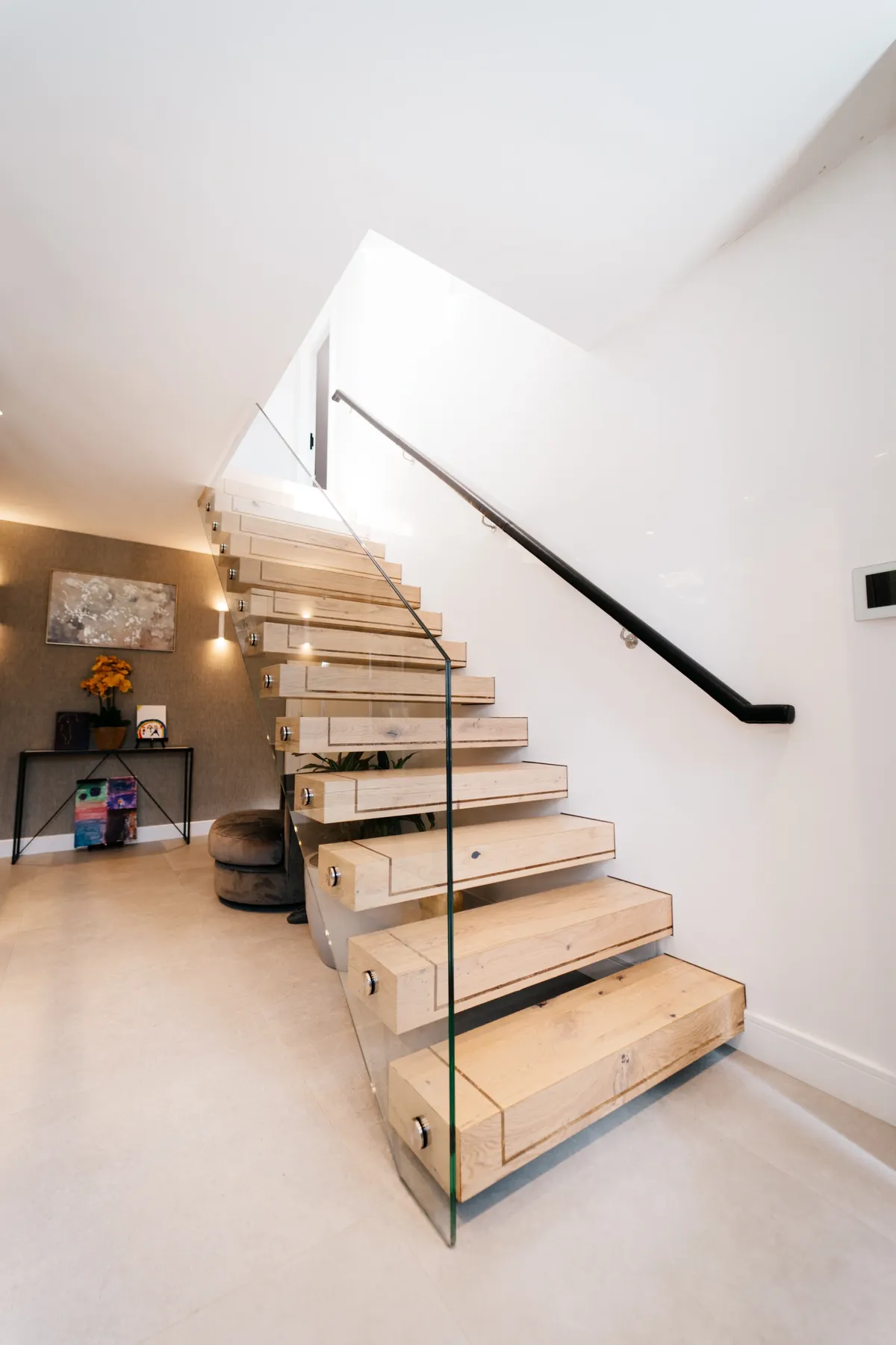 Venetian plaster walls with floating staircase in luxury London home by Atelier di Venice