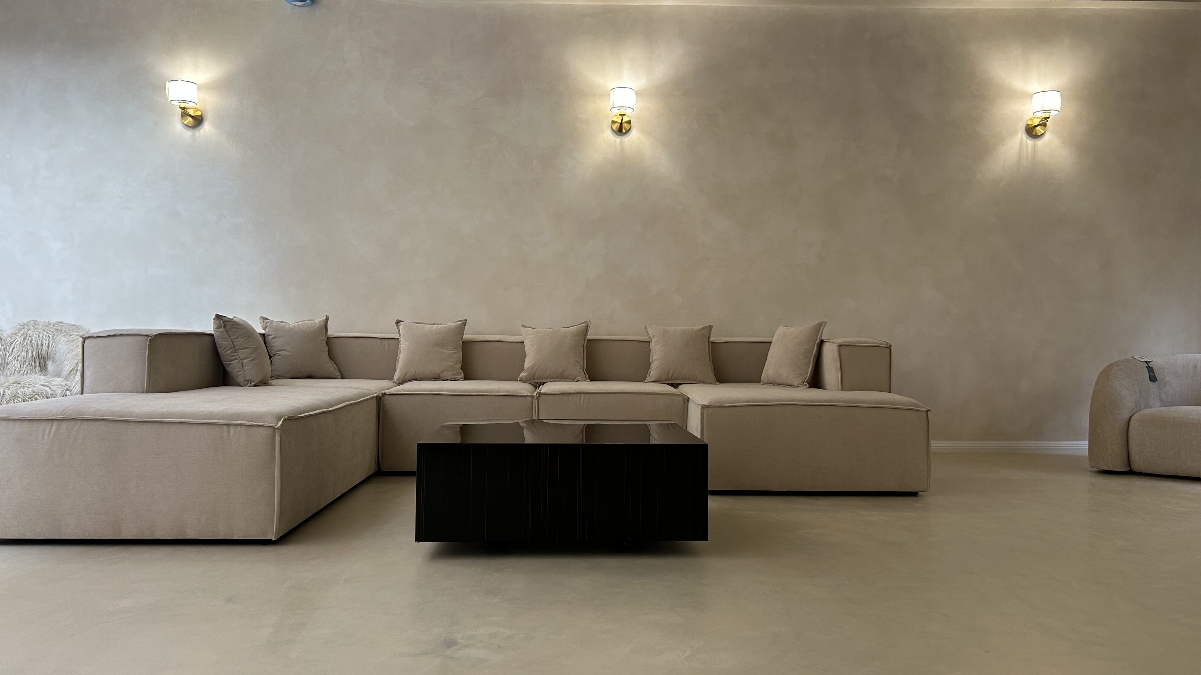 Hand-applied Venetian plaster living room walls in London apartment by Atelier di Venice
