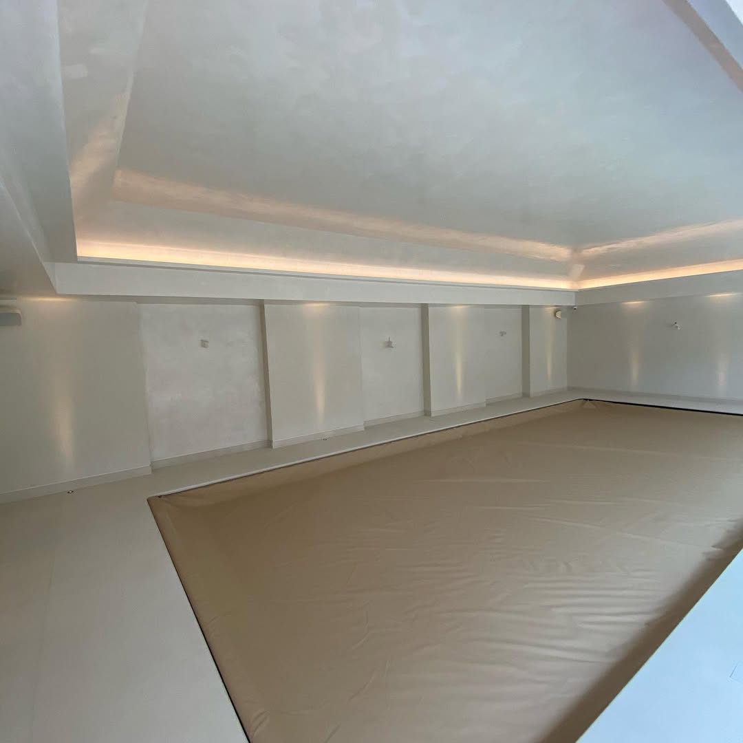 Venetian plaster luxury pool room in London by Atelier di Venice