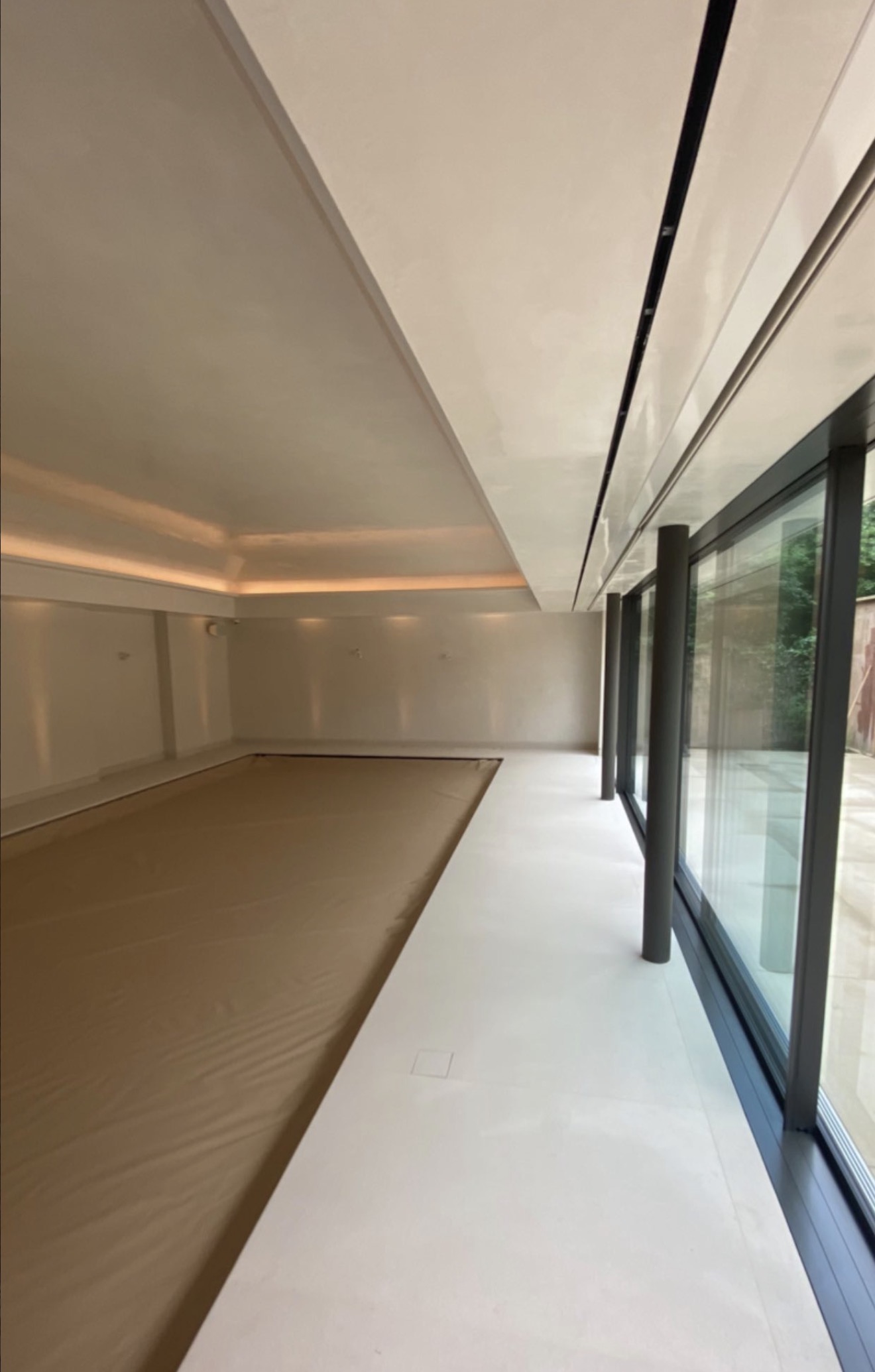 Venetian plaster pool side finish in luxury London home by Atelier di Venice