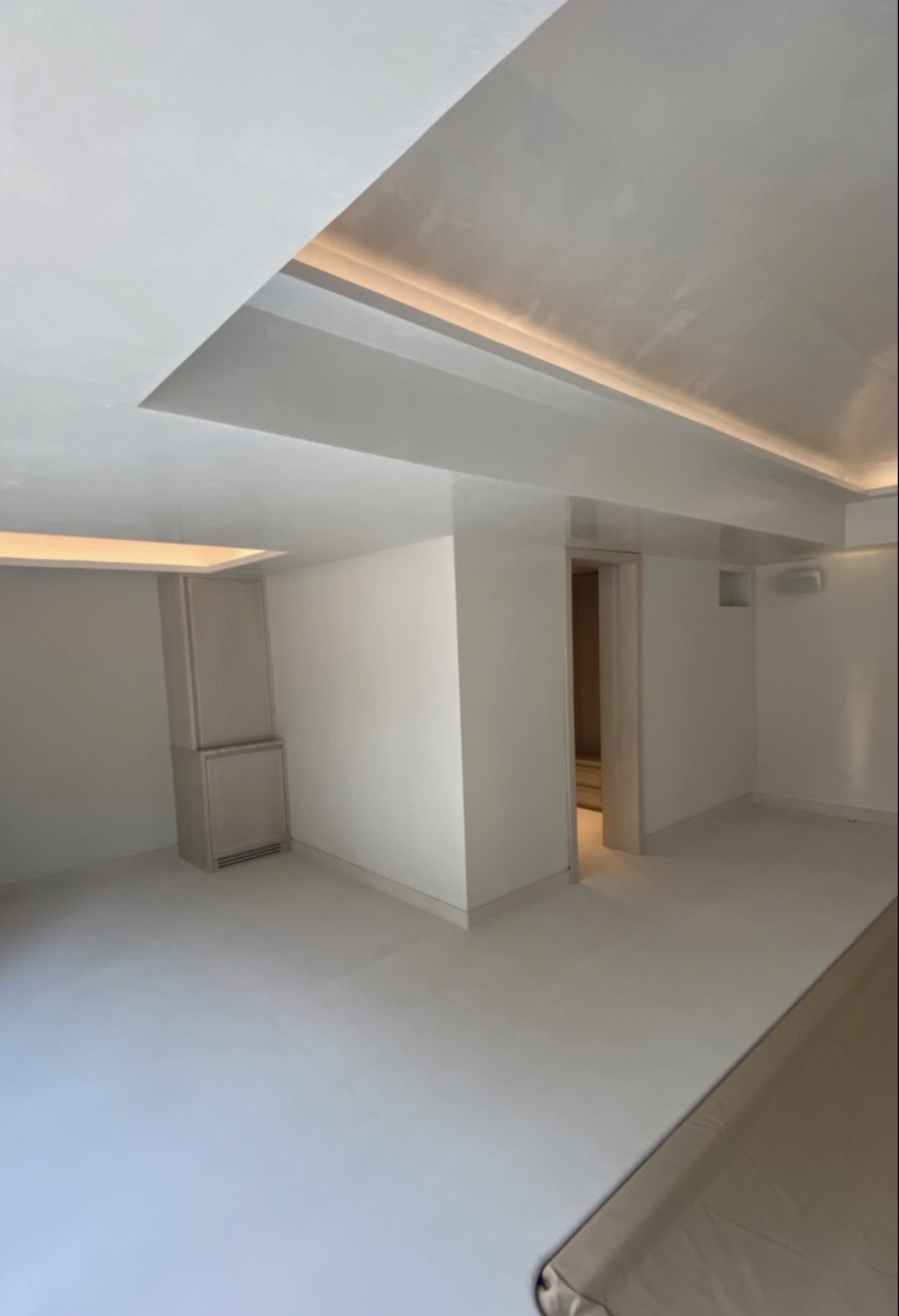 Venetian plaster swimming pool room with LED mood lighting by Atelier di Venice London