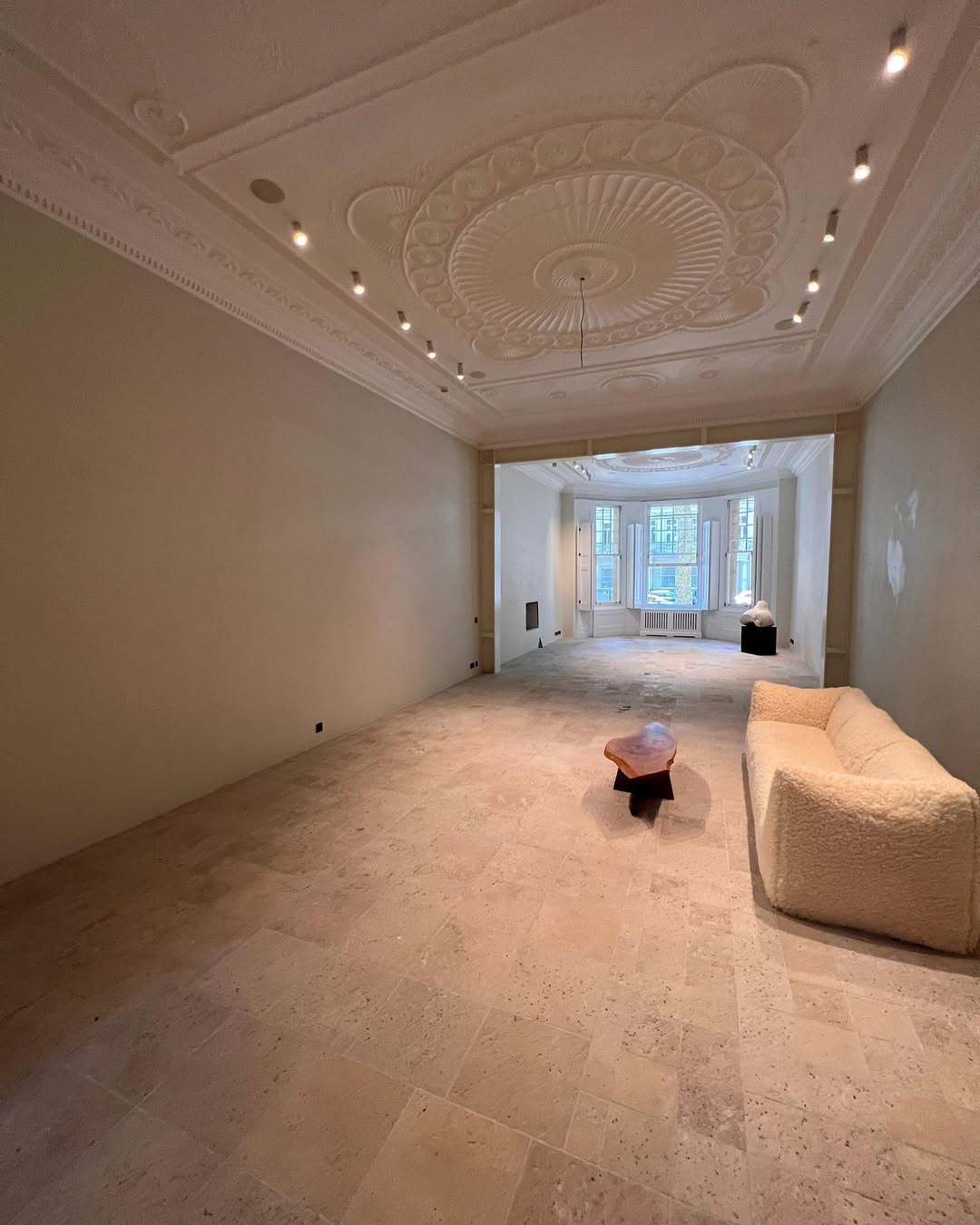 Grand reception room with ornate plaster ceiling and walls by Atelier di Venice London